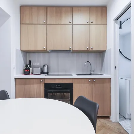 4-star For 4, 10 Mn From Champs-élysées