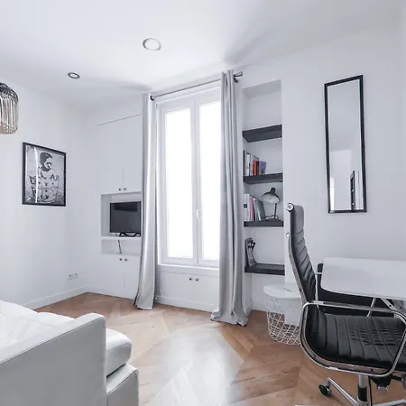 4-star For 4, 10 Mn From Champs-élysées *