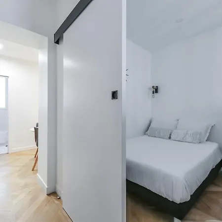 4-star For 4, 10 Mn From Champs-élysées *